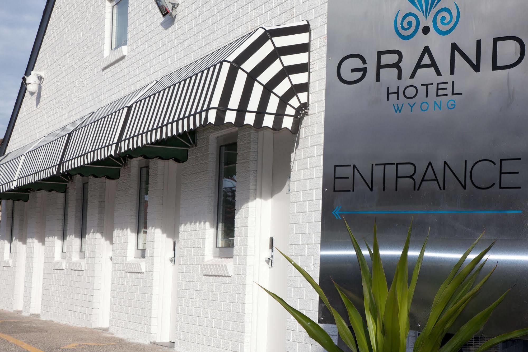 Grand Hotel And Studios Уайонг Екстериор снимка